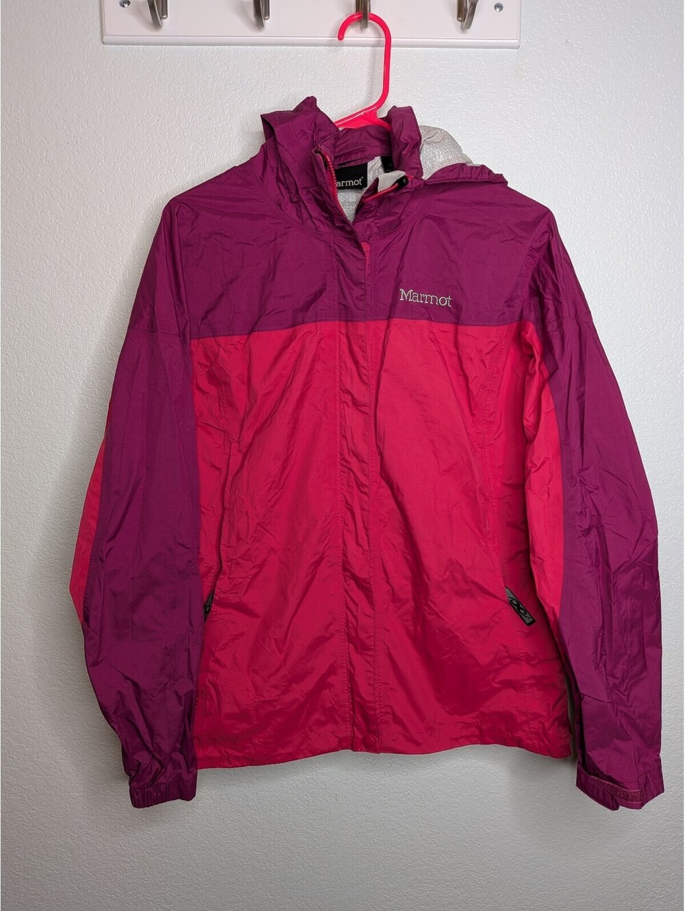 Marmot Women’s Medium Pink Purple Hooded Rain Jacket Windbreaker